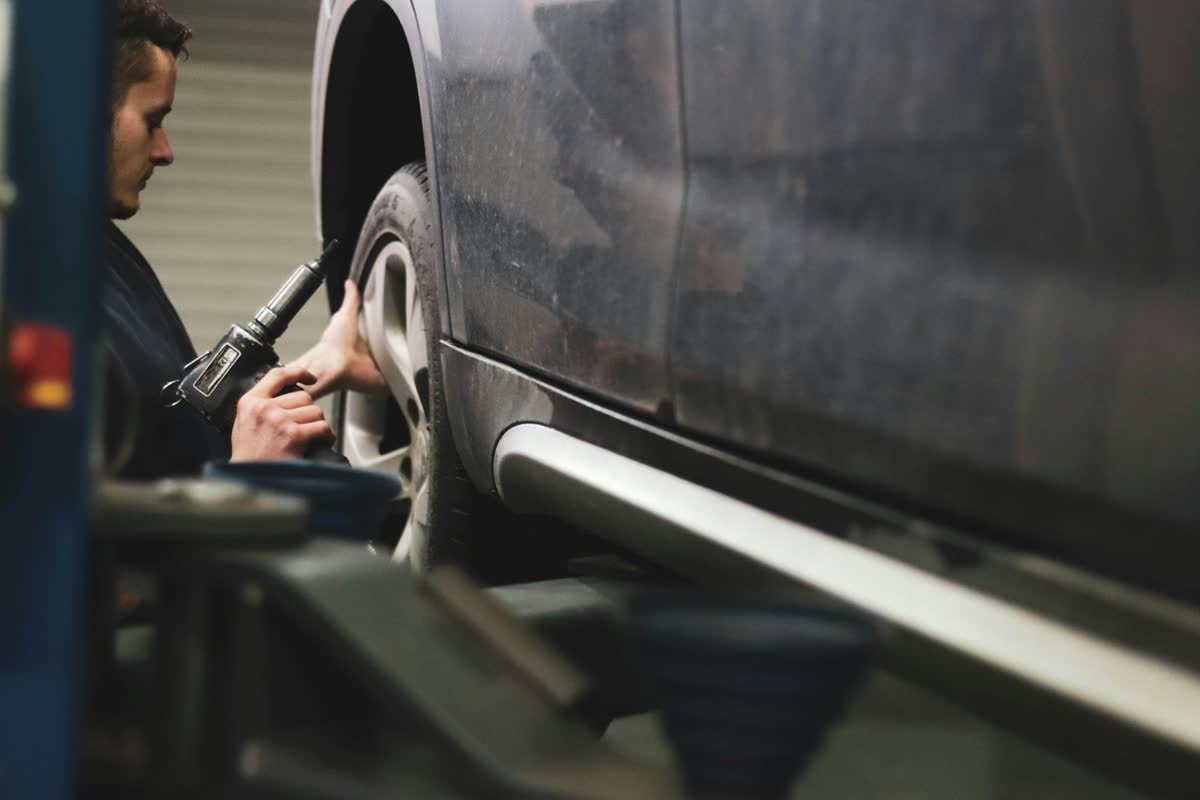 Coche clasico sobre una pila de vehículos en el depósito