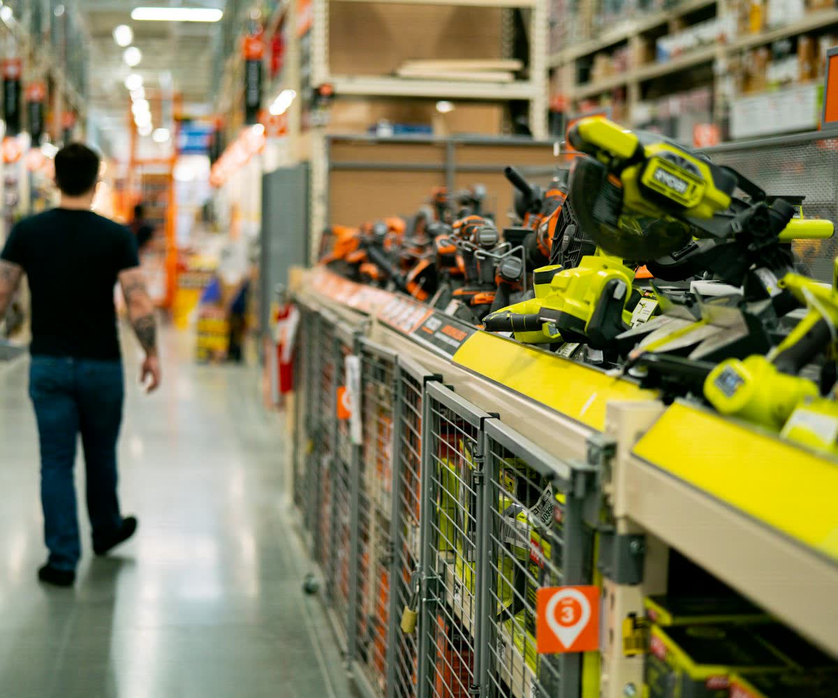 Operario preparando pedidos en el almacen de recambios